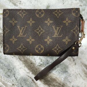 100% Authentic Louis vuitton monogram accessory pouch crossbody